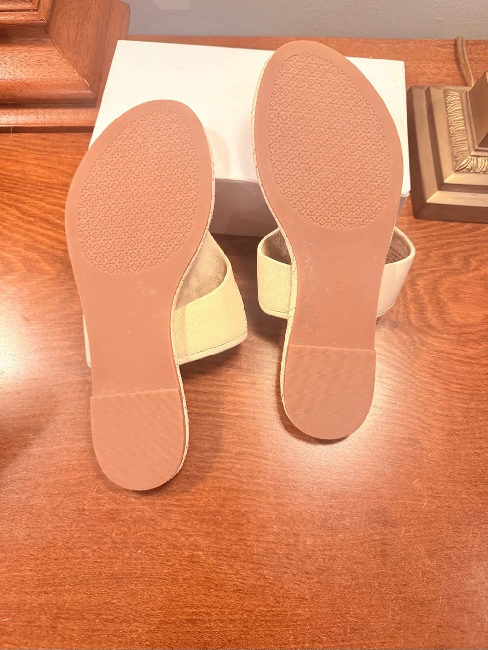 Tory Burch Fleming White Cream Quilted Leather Thong Sandals Logo Size 6